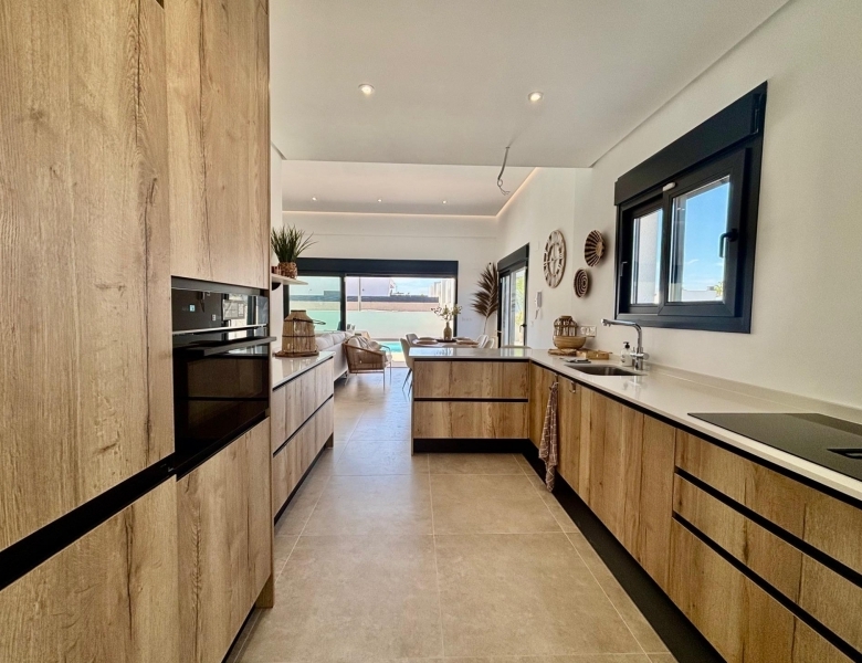 Villa de nueva construcción con 3 dormitorios y piscina privada a la venta en Rojales(Alicante)