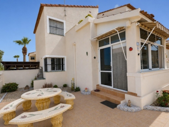 Encantadora vivienda de esquina con 2 dormitorios y orientación sur en Montebello – Algorfa
