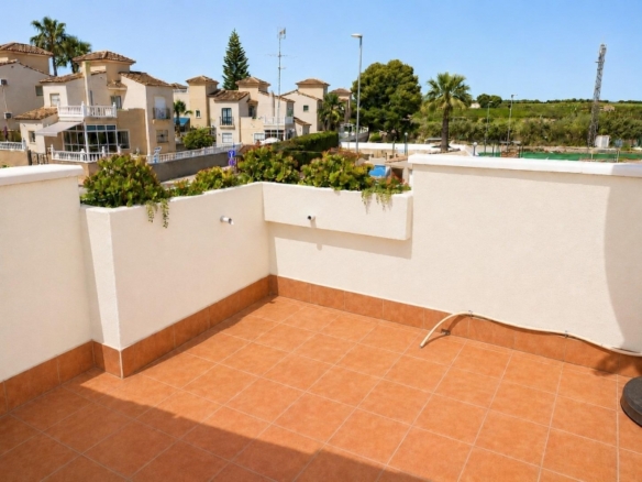 Encantadora vivienda de esquina con 2 dormitorios y orientación sur en Montebello – Algorfa