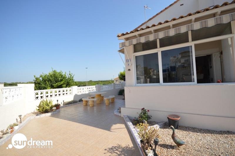 Encantadora vivienda de esquina con 2 dormitorios y orientación sur en Montebello – Algorfa