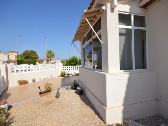 Encantadora vivienda de esquina con 2 dormitorios y orientación sur en Montebello – Algorfa