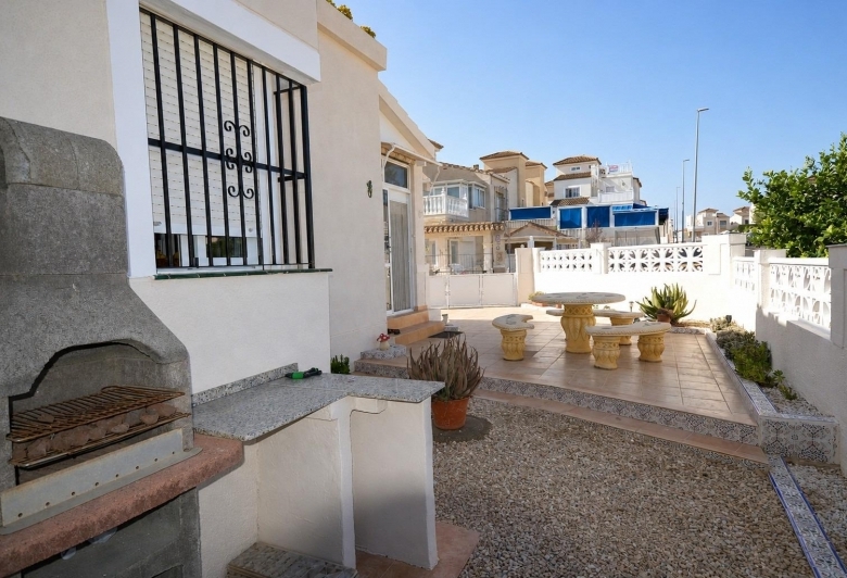 Encantadora vivienda de esquina con 2 dormitorios y orientación sur en Montebello – Algorfa