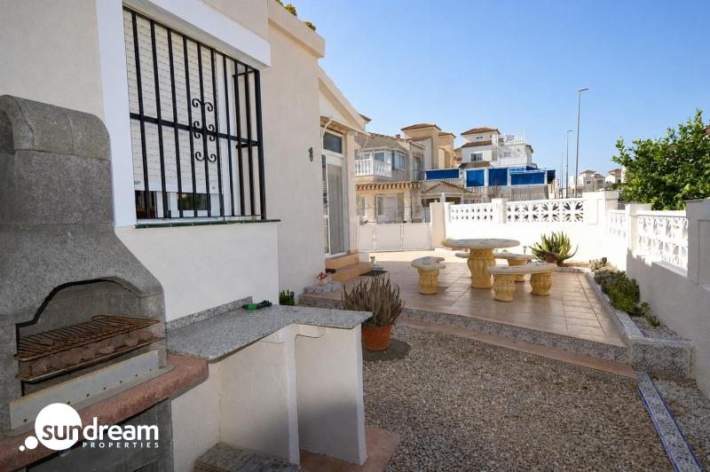 Encantadora vivienda de esquina con 2 dormitorios y orientación sur en Montebello – Algorfa
