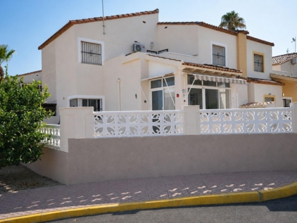 Encantadora vivienda de esquina con 2 dormitorios y orientación sur en Montebello – Algorfa