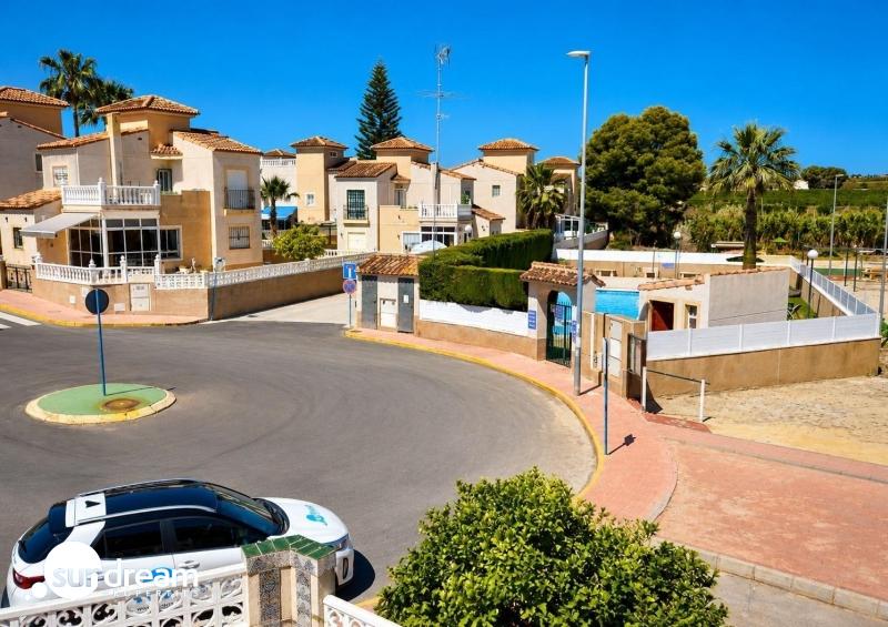 Encantadora vivienda de esquina con 2 dormitorios y orientación sur en Montebello – Algorfa