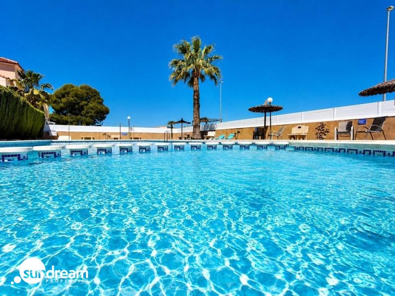 Encantadora vivienda de esquina con 2 dormitorios y orientación sur en Montebello – Algorfa