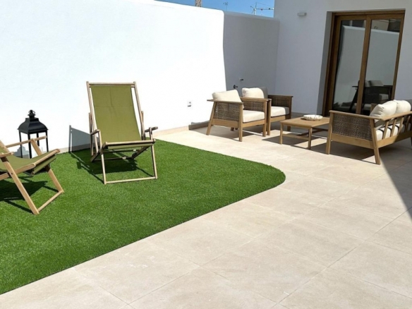 Bungalow de planta alta de 2 dormitorios con solarium y piscina privada cerca de la playa en San Pedro del Pinatar