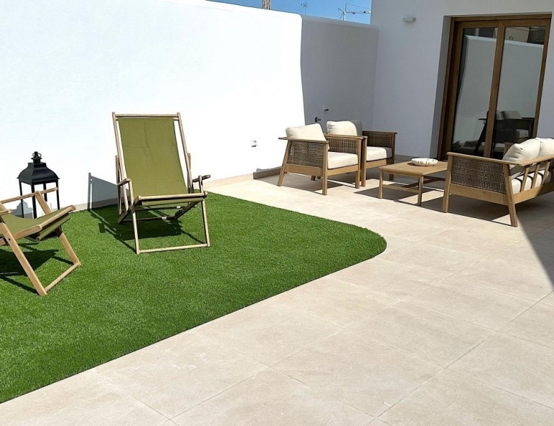 Bungalow de planta alta de 2 dormitorios con solarium y piscina privada cerca de la playa en San Pedro del Pinatar