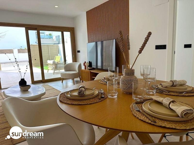 Bungalow de planta alta de 2 dormitorios con solarium y piscina privada cerca de la playa en San Pedro del Pinatar