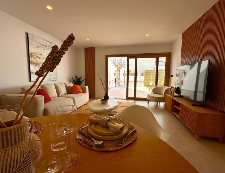 Bungalow de planta alta de 2 dormitorios con solarium y piscina privada cerca de la playa en San Pedro del Pinatar