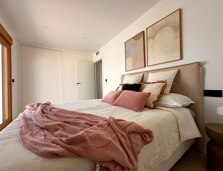 Bungalow de planta alta de 2 dormitorios con solarium y piscina privada cerca de la playa en San Pedro del Pinatar