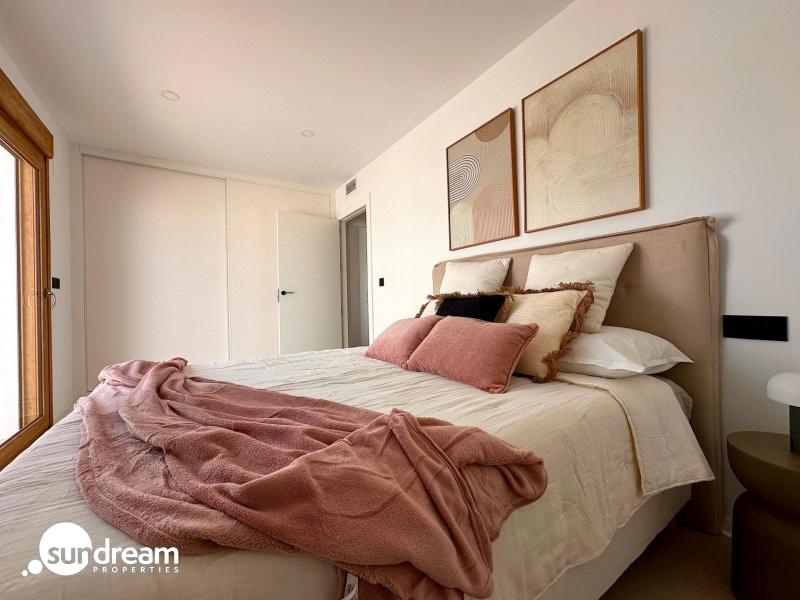 Bungalow de planta alta de 2 dormitorios con solarium y piscina privada cerca de la playa en San Pedro del Pinatar
