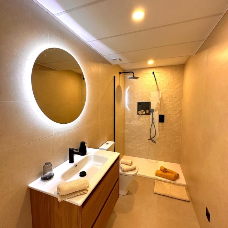 Bungalow de planta alta de 2 dormitorios con solarium y piscina privada cerca de la playa en San Pedro del Pinatar