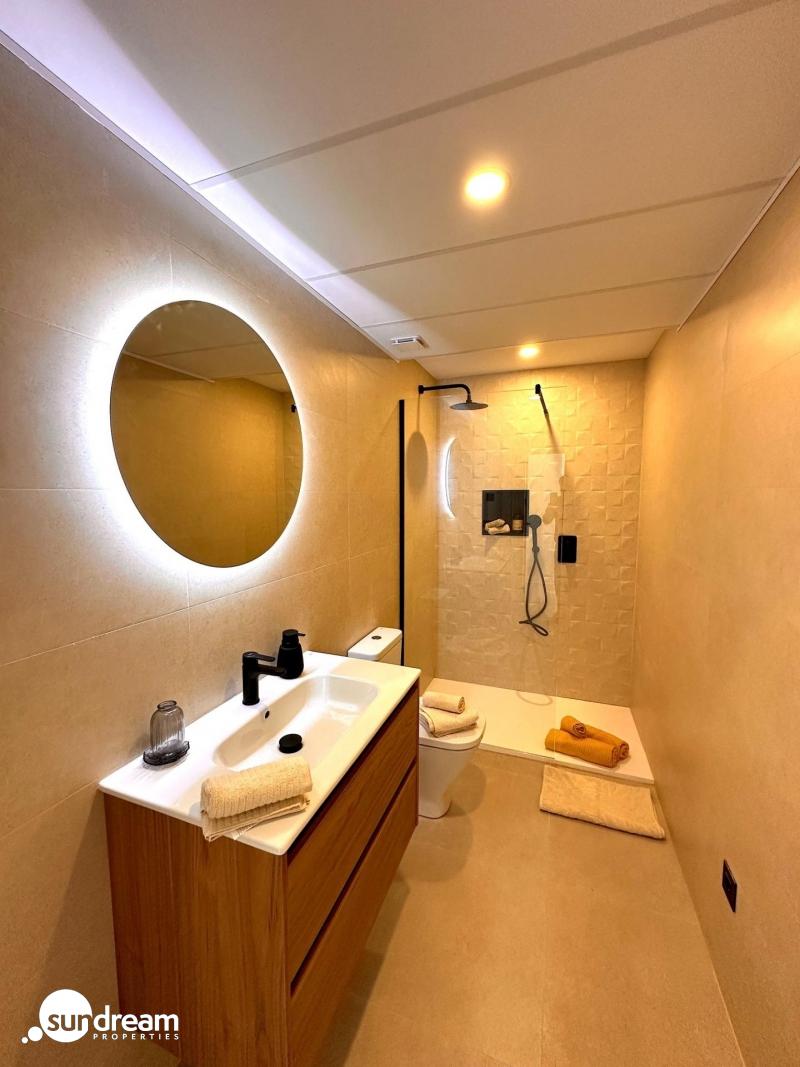 Bungalow de planta alta de 2 dormitorios con solarium y piscina privada cerca de la playa en San Pedro del Pinatar