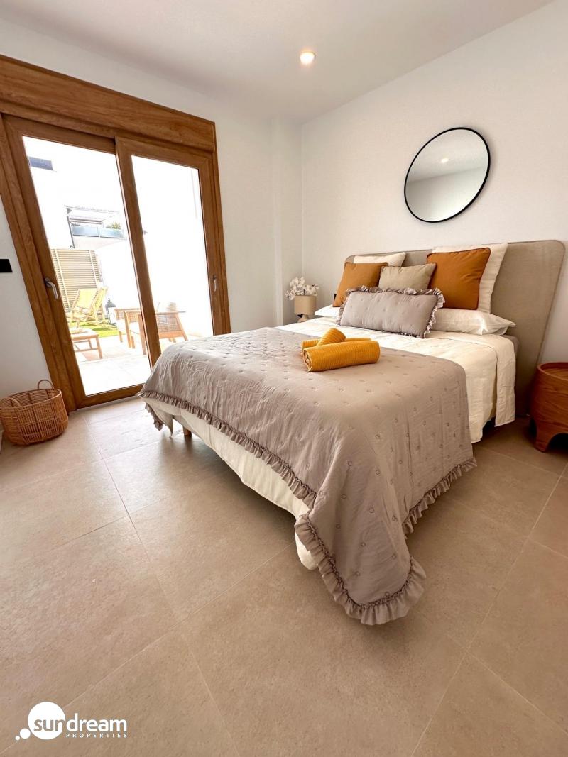 Bungalow de planta alta de 2 dormitorios con solarium y piscina privada cerca de la playa en San Pedro del Pinatar