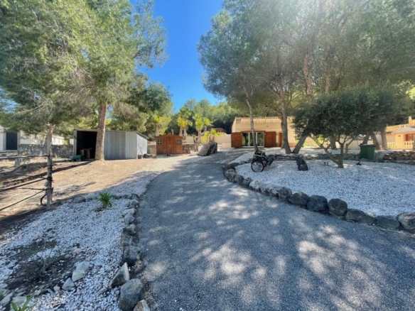 FINCA ECUESTRE MEDITERRÁNEA CERCA DEL LAGO EN TORREMENDO – ALICANTE