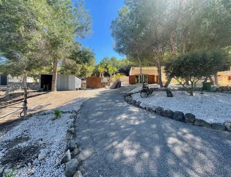 FINCA ECUESTRE MEDITERRÁNEA CERCA DEL LAGO EN TORREMENDO – ALICANTE