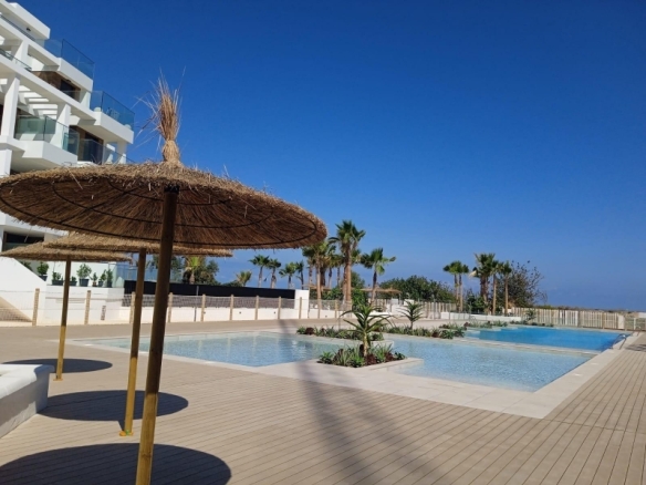 Ático en venta con piscina en playa l’Estanyo Denia