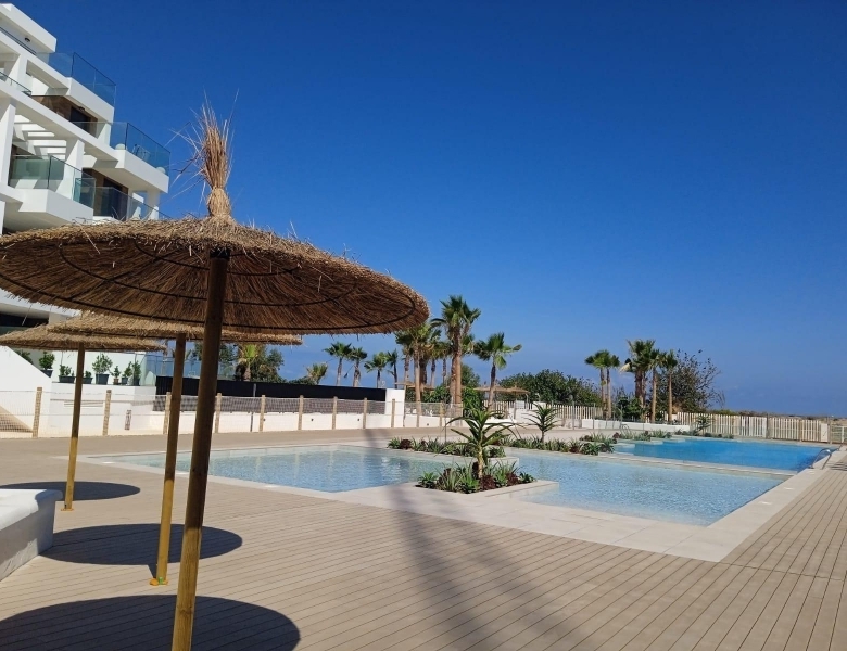 Ático en venta con piscina en playa l’Estanyo Denia