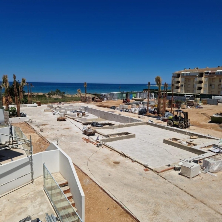 Ático en venta con piscina en playa l’Estanyo Denia