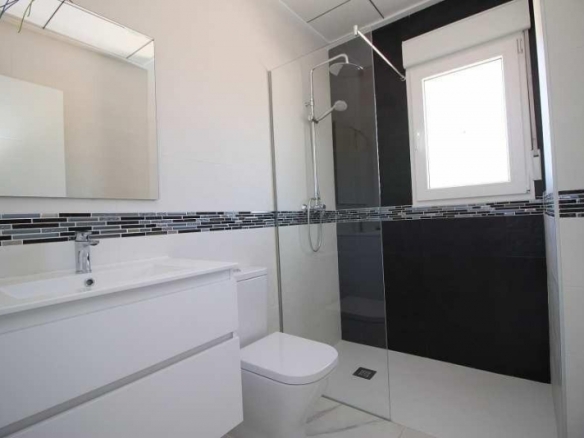 Villa obra nueva en venta con mucho terreno en Pinoso