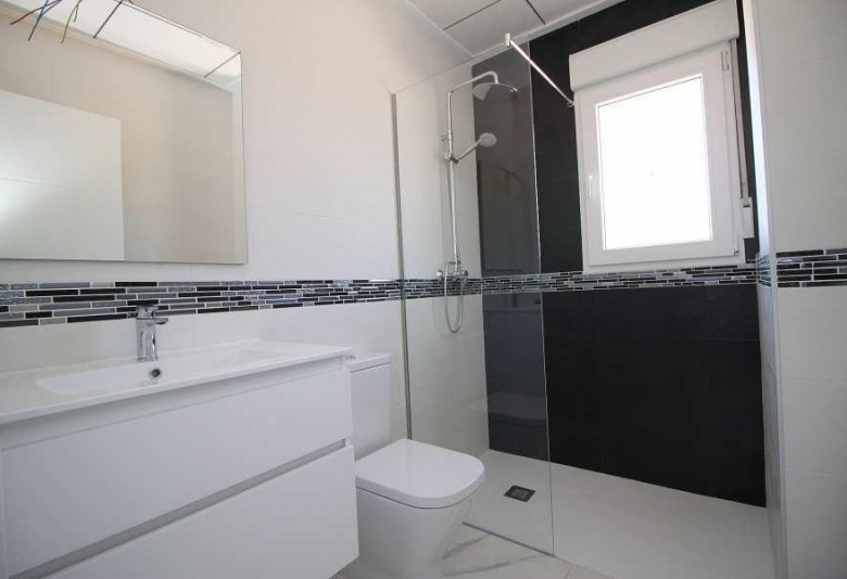 Villa obra nueva en venta con mucho terreno en Pinoso