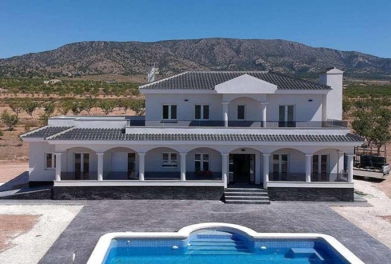 Villa obra nueva en venta con mucho terreno en Pinoso