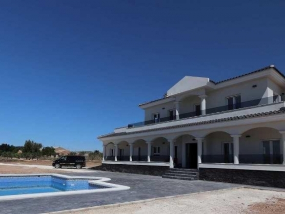 Villa obra nueva en venta con mucho terreno en Pinoso