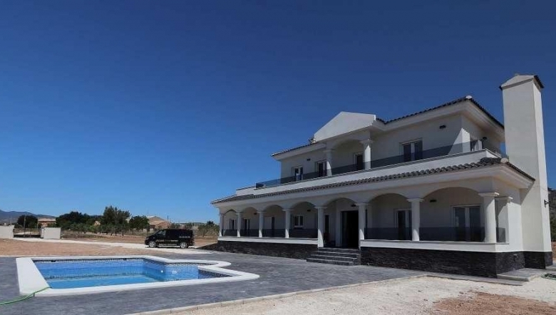 Villa obra nueva en venta con mucho terreno en Pinoso