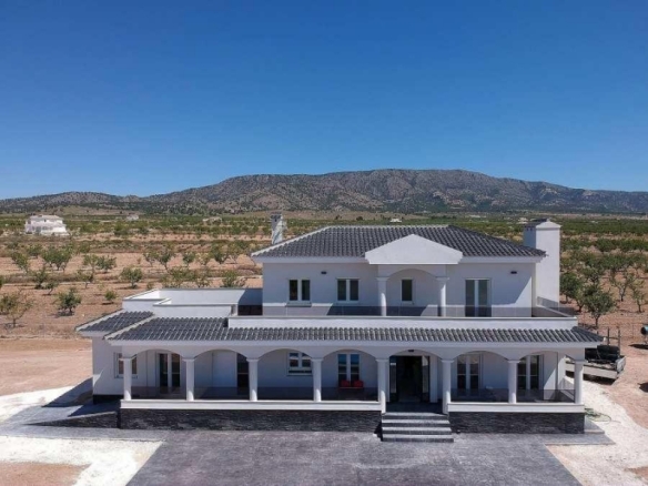 Villa obra nueva en venta con mucho terreno en Pinoso