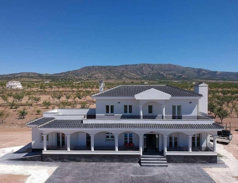 Villa obra nueva en venta con mucho terreno en Pinoso