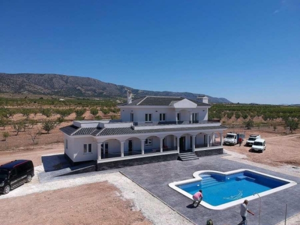 Villa obra nueva en venta con mucho terreno en Pinoso