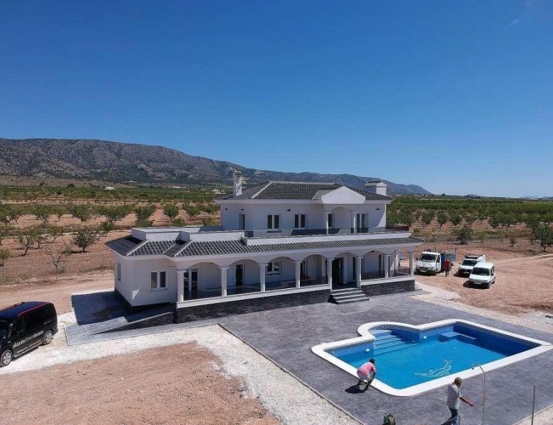 Villa obra nueva en venta con mucho terreno en Pinoso
