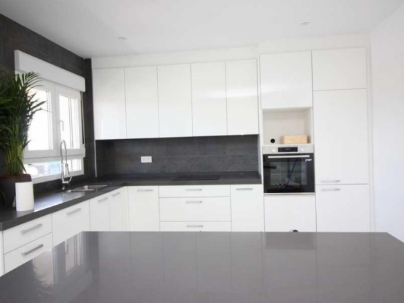 Villa obra nueva en venta con mucho terreno en Pinoso