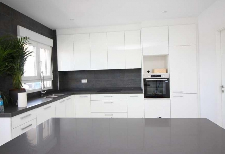 Villa obra nueva en venta con mucho terreno en Pinoso
