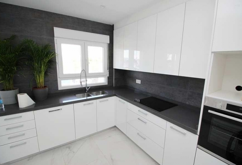 Villa obra nueva en venta con mucho terreno en Pinoso