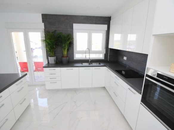 Villa obra nueva en venta con mucho terreno en Pinoso
