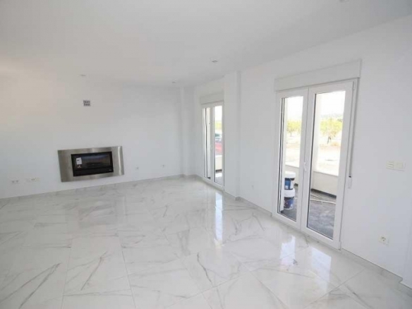 Villa obra nueva en venta con mucho terreno en Pinoso
