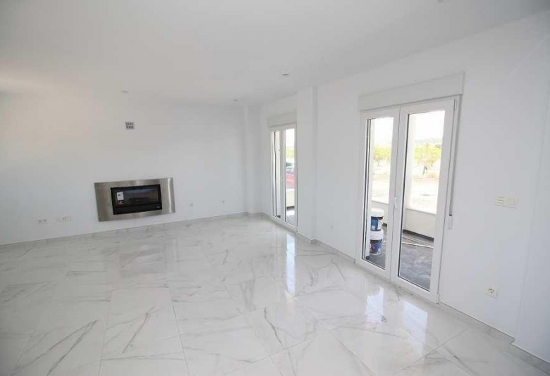 Villa obra nueva en venta con mucho terreno en Pinoso