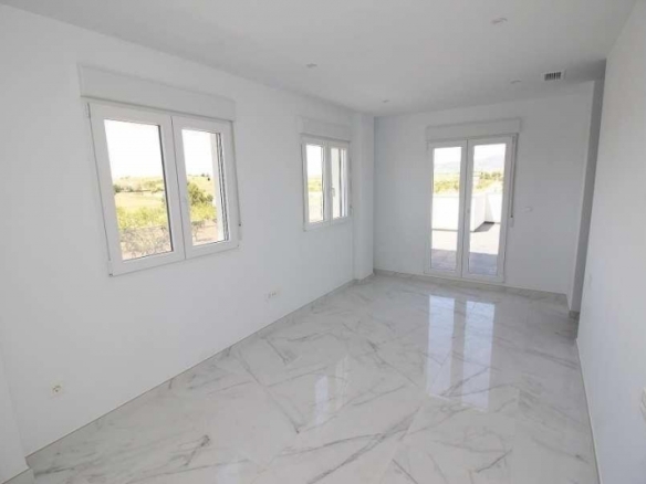 Villa obra nueva en venta con mucho terreno en Pinoso