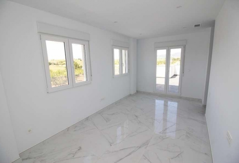 Villa obra nueva en venta con mucho terreno en Pinoso