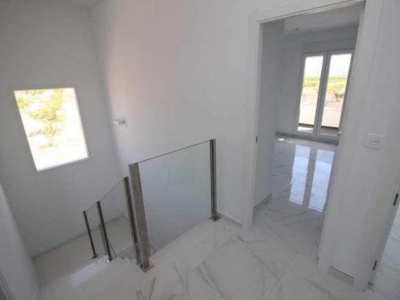 Villa obra nueva en venta con mucho terreno en Pinoso