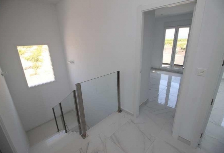 Villa obra nueva en venta con mucho terreno en Pinoso