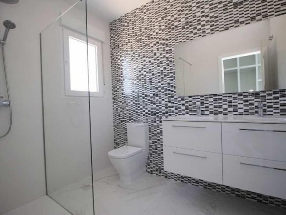 Villa obra nueva en venta con mucho terreno en Pinoso