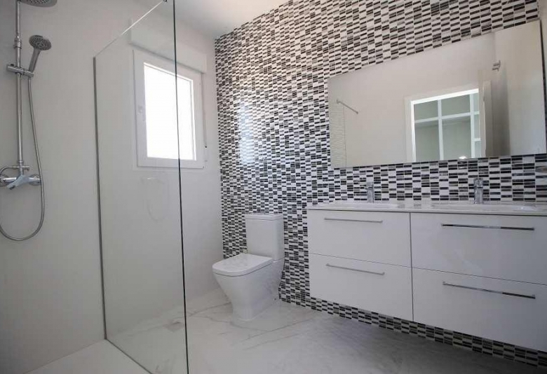 Villa obra nueva en venta con mucho terreno en Pinoso