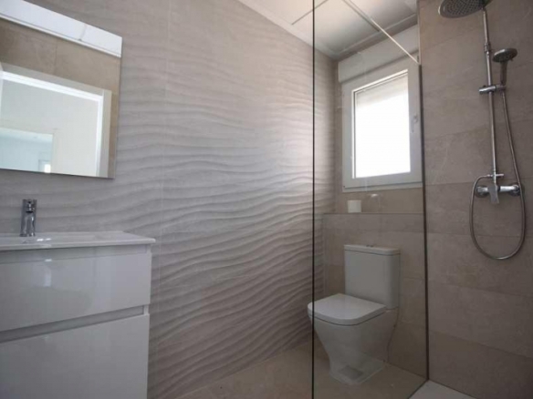 Villa obra nueva en venta con mucho terreno en Pinoso