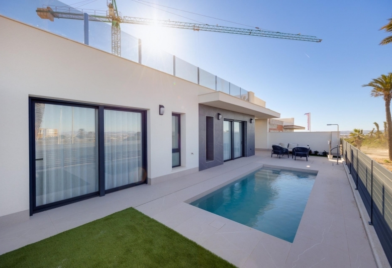 Villas de obra nueva en venta con piscina Torrevieja