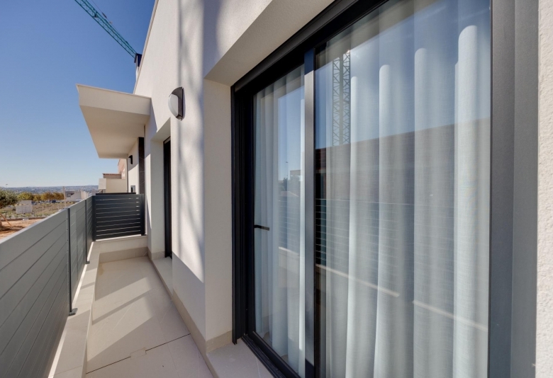 Villas de obra nueva en venta con piscina Torrevieja