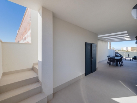 Villas de obra nueva en venta con piscina Torrevieja