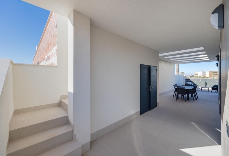 Villas de obra nueva en venta con piscina Torrevieja